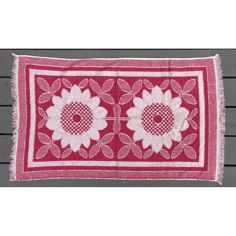 Vintage cotton bath towel St. Mary's pink & white floral daisy sunflower 1970's